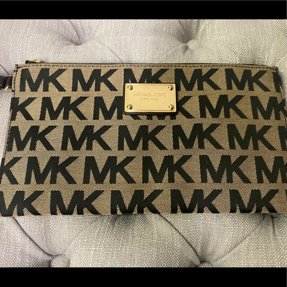 Micheal Kors Wristlet - Picture 1 of 6